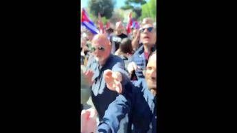 25 aprile, momenti di tensione a corteo Anpi Roma - Video