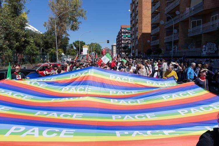 25 aprile, cortei in tutta Italia: tensioni a Roma per le bandiere dell