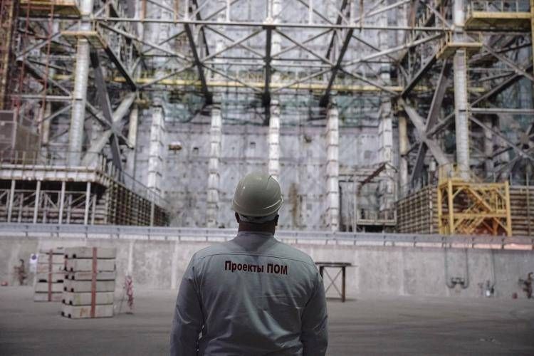 Uno specialista addetto al monitoraggio osserva la protezione che ricopre il reattore numero 4 di Chernobyl - Fotogramma /Ipa