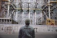 Uno specialista addetto al monitoraggio osserva la protezione che ricopre il reattore numero 4 di Chernobyl - Fotogramma /Ipa