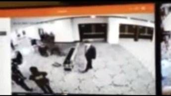 Spari alla cena con Trump, la corsa del sospetto e la reazione del Secret Service - Video