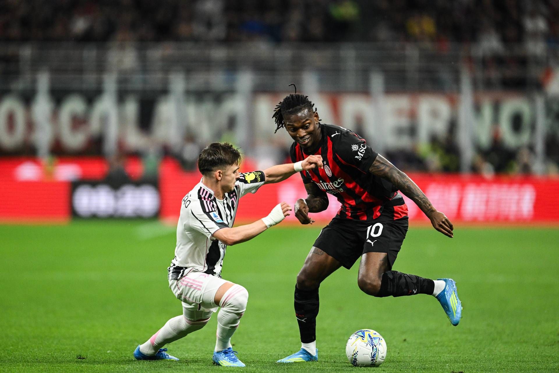 Leao in azione contro la difesa della Juventus