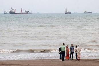 Alcuni iraniani sulla spiaggia di Suru a Bandar Abbas, lungo lo Stretto di Hormuz - (Afp)