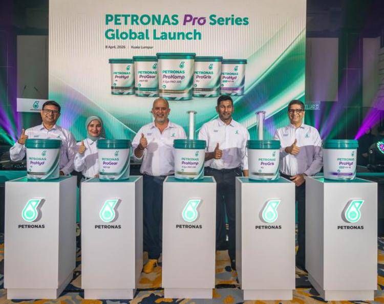 Ravi T.,GroupChiefTech.Off.-PETRONAS Lubricants International (PLI); Noorhana H., Reg.Man.Dir.(Asia)-PLI; Khalil M.,Amm.Del.e CEO-GruppoPLI; Mohd Zameer Zahur H., Amm.Del.-PETRONAS Lubricant Marketing (Malesia); Udaya K.,Amm.Del.ind.-GruppoPLI.