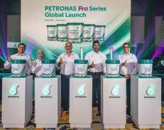 Da sinistra a destra: Ravi Tallamraju, Group Chief Technology Officer di PETRONAS Lubricants International (PLI); Noorhana Habib, Regional Managing Director (Asia) di PLI; Khalil Muri, Amministratore delegato e CEO del Gruppo di PLI; Mohd Zameer ZahurHussain, Amministratore delegato di PETRONAS Lubricant Marketing (Malesia); Udaya Kumar, Amministratore delegato industriale del Gruppo di PLI.