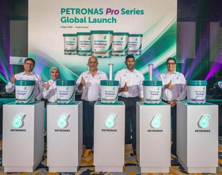 From L-R: Ravi Tallamraju, Group Chief Technology Officer, PETRONAS Lubricants International (PLI); Noorhana Habib, Regional Managing Director (Asia), PLI; Khalil Muri, Managing Director & Group CEO, PLI; Mohd Zameer Zahur Hussain, Chief Executive Officer,PETRONAS Lubricant Marketing (Malaysia); Udaya Kumar, Group Industrial Managing Director, PLI