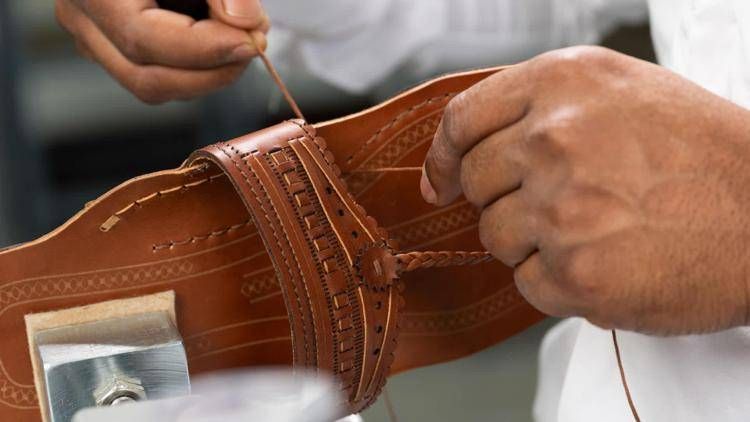 Prada lancia edizione limitata sandali indiani e un programma di formazione per artigiani locali