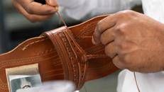 Prada lancia edizione limitata sandali indiani e un programma di formazione per artigiani locali