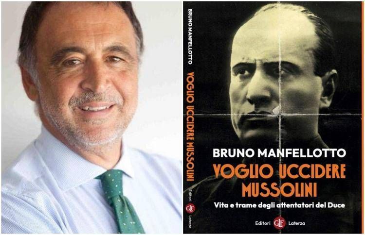 Bruno Manfellotto con la copertina del suo ultimo libro
