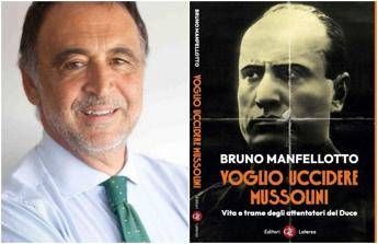 Bruno Manfellotto con la copertina del suo ultimo libro