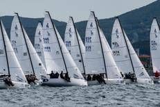 Svi 2026, le prime imbarcazioni doppiano lo scoglio di Capri e tornano verso Livorno