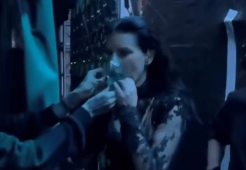Maschera di ossigeno per Laura Pausini durante il concerto, cosa è successo