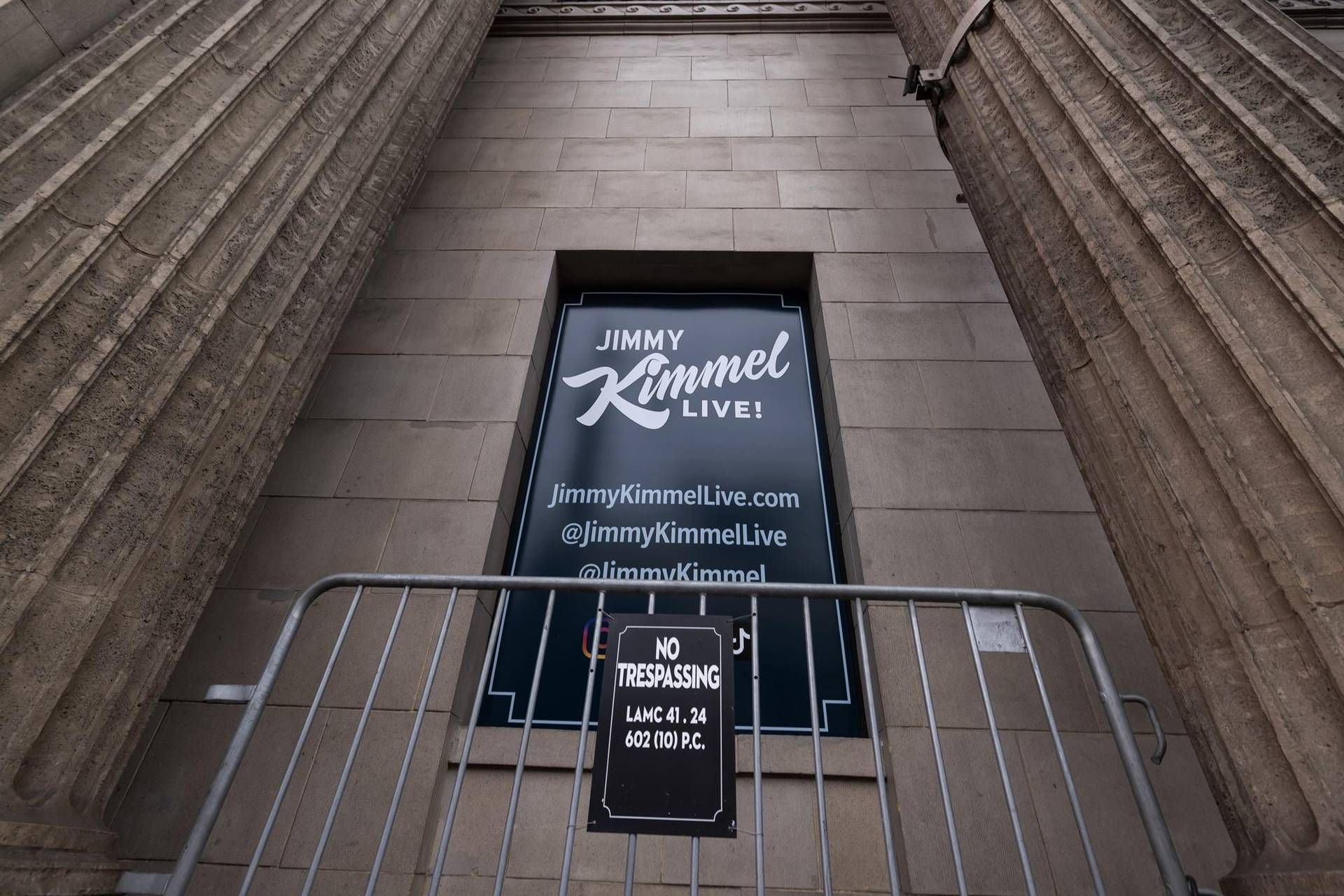 “Melania vedova in attesa”, ira dei Trump ma Jimmy Kimmel rilancia