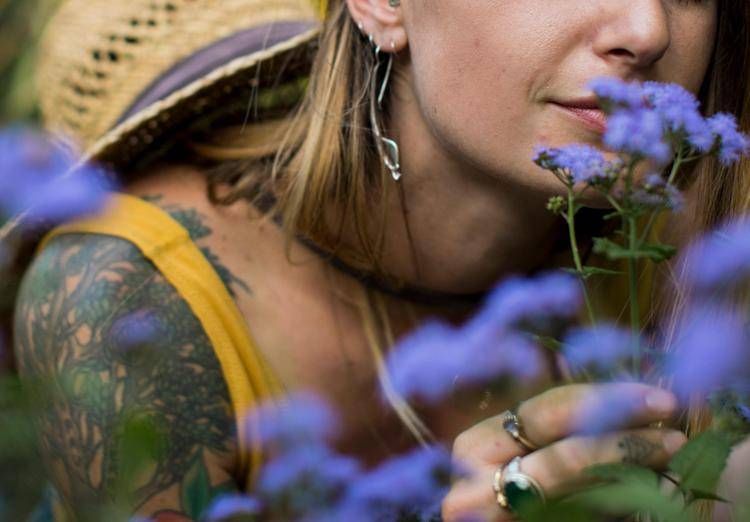 Donna sente il profumo dei fiori (Foto )