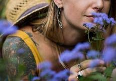 Donna sente il profumo dei fiori (Foto )