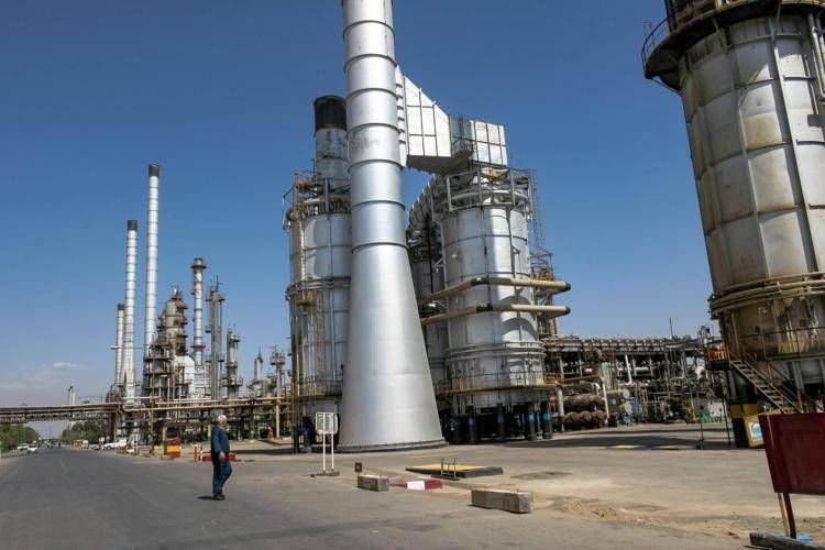 Iran 'sommerso' dal petrolio, Teheran sfrutta serbatoi abbandonati e container improvvisati