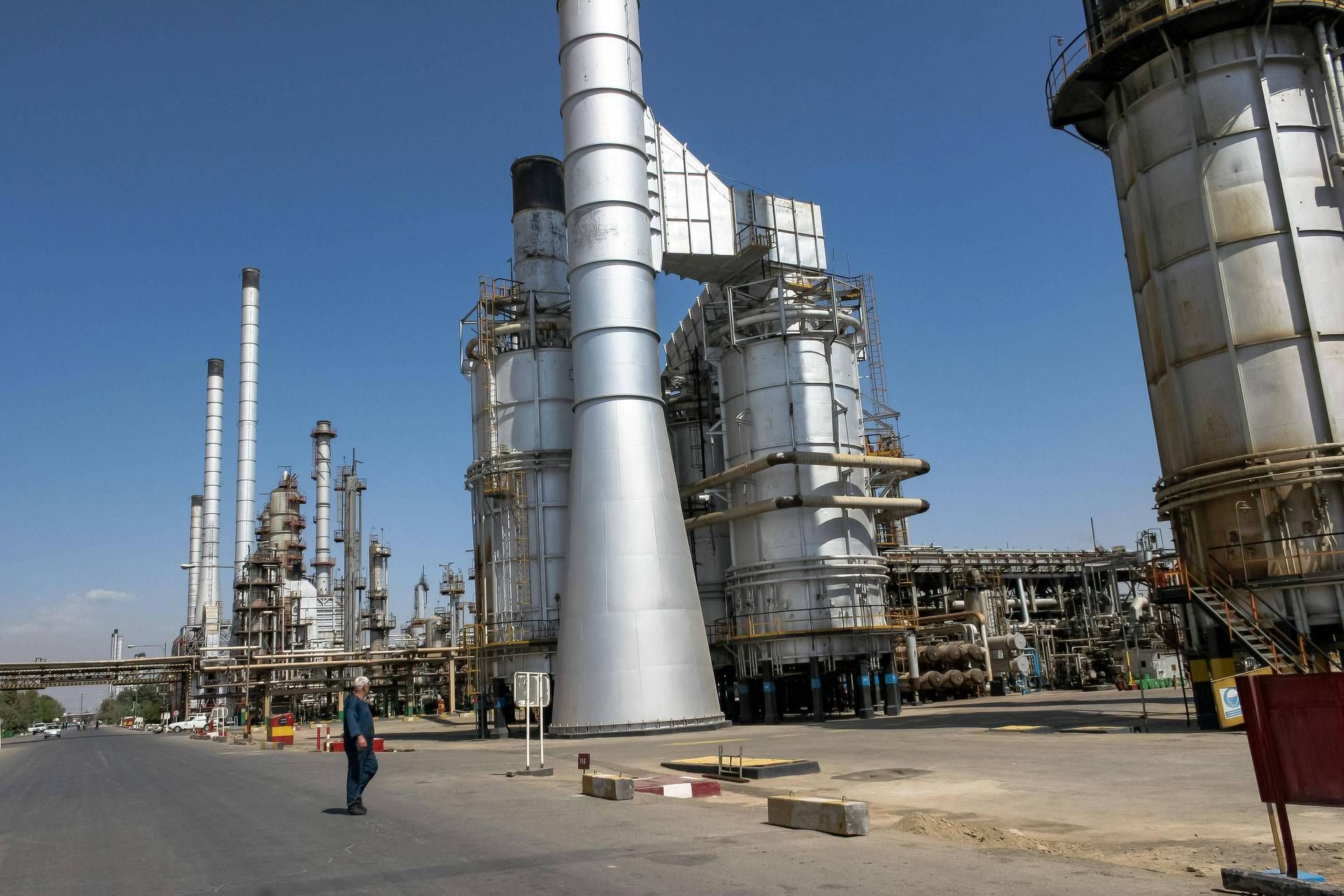 Iran corre ai ripari tra petroliere ferme e soluzioni estreme