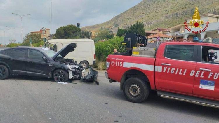 Scontro tra auto e furgone, 5 feriti a Palermo