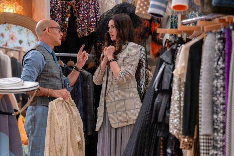 Stanley Tucci e Anne Hathaway in una scena de 'Il diavolo veste Prada 2'