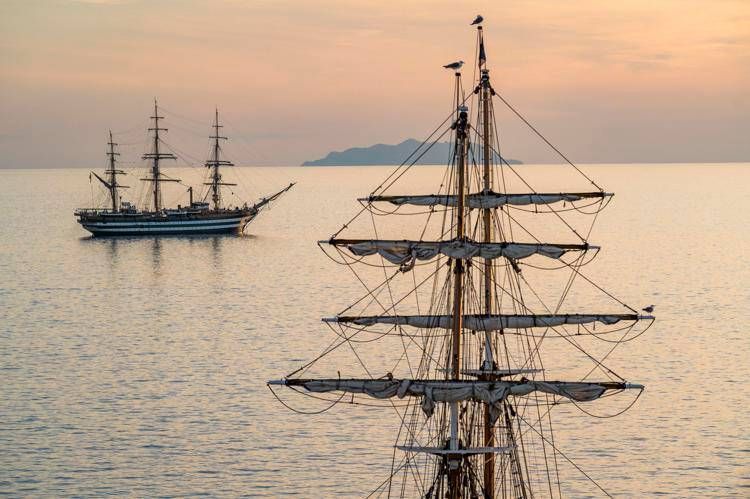 Svi 2026, il Vespucci alla fonda davanti all'accademia navale