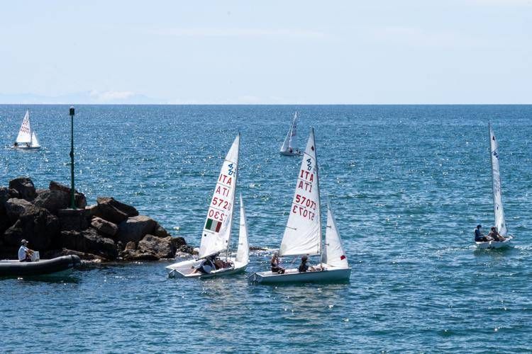Svi 2026, tutto pronto per la partenza della regata dei 420 e 470, domani in mare circa 100 imbarcazioni