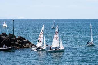Svi 2026, tutto pronto per la partenza della regata dei 420 e 470, domani in mare circa 100 imbarcazioni