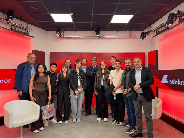 Un gruppo di giovani aspiranti giornalisti turchi in visita all'Adnkronos