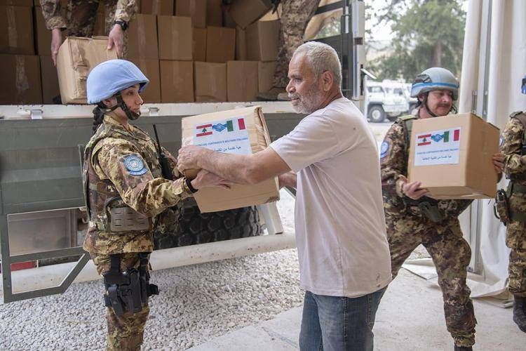 In Libano militari italiani distribuiscono generi prima necessità e medicinali