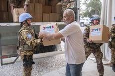 In Libano militari italiani distribuiscono generi prima necessità e medicinali