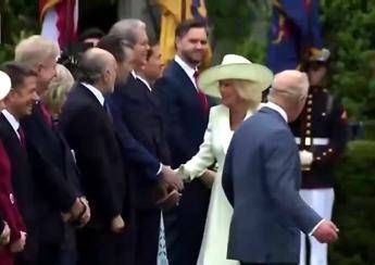 Trump, lo sgarbo alla regina Camilla: cosa ha combinato il presidente - Video