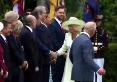 Trump, lo sgarbo alla regina Camilla: cosa ha combinato il presidente - Video