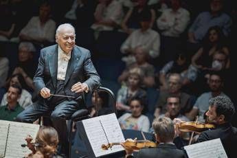 Compleanno sul podio, festa per i 90 anni di Zubin Mehta