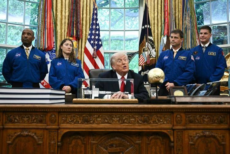 Trump con gli astronauti della missione Artemis II - Afp