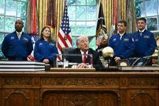 Trump con gli astronauti della missione Artemis II - Afp