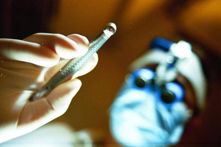 STUDIO MEDICO DENTISTA E PAZIENTE SULLA POLTRONA (Silvano Del Puppo, MILANO - 2006-01-23)  - FOTOGRAMMA