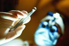 STUDIO MEDICO DENTISTA E PAZIENTE SULLA POLTRONA (Silvano Del Puppo, MILANO - 2006-01-23)  - FOTOGRAMMA