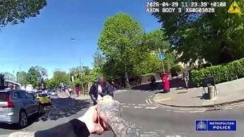 Due ebrei accoltellati a Londra, il momento in cui l'aggressore viene fermato - Video