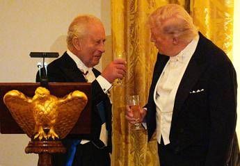 Un brindisi tra re Carlo e Donald Trump (Fotogramma/ipa)