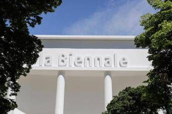 Biennale Arte, caos a Venezia: si dimette la giuria, Mic smentisce il commissariamento