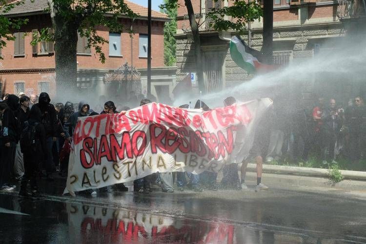Primo maggio a Torino, gruppo si stacca da corteo verso Askatasuna: tensioni con agenti