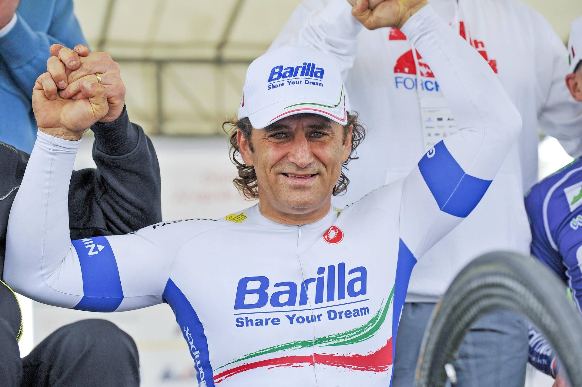 Addio ad Alex Zanardi, Mattarella: "Punto di riferimento per tutto lo sport". Meloni: "Uomo straordinario"