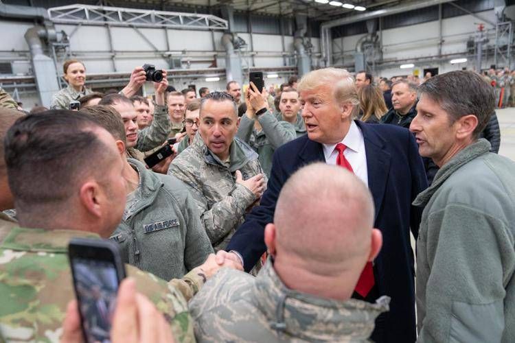 Donald Trump e soldati americani alla base di Ramstein nel 2018