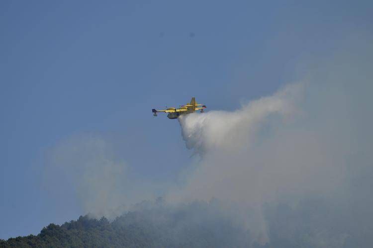 Canadair in azione per spegnere l'incendio - (Ipa)