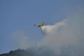 Canadair in azione per spegnere l'incendio - (Ipa)