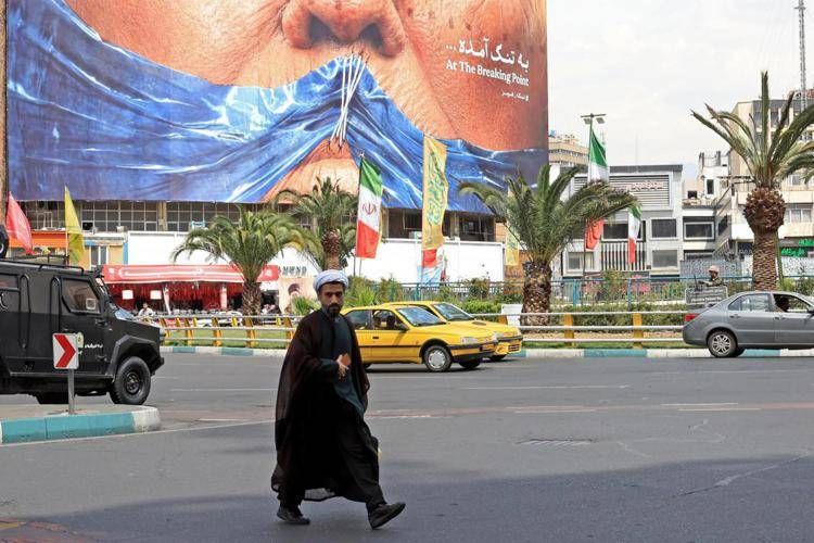 Cartellone pubblicitario anti-Usa che fa riferimento al presidente Donald Trump e allo stretto di Hormuz a Teheran - (Afp)