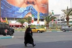 Cartellone pubblicitario anti-Usa che fa riferimento al presidente Donald Trump e allo stretto di Hormuz a Teheran - (Afp)