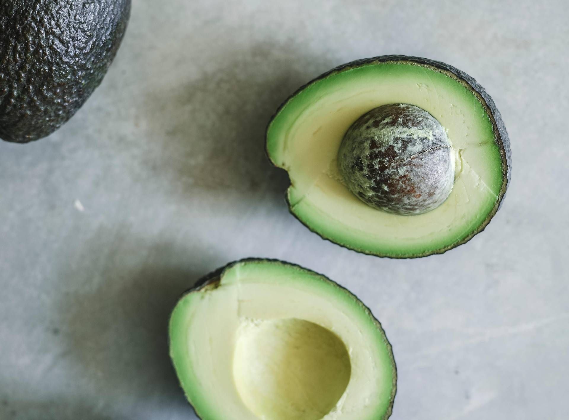 Avocado, tutto su questo superfood: pochi zuccheri, tanto potassio e aiuta il cuore