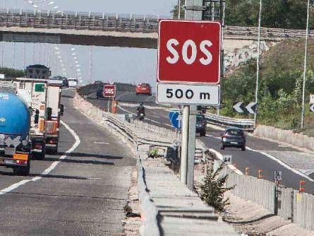 Incidente sul Raccordo anulare oggi a Roma, scontro auto-moto: due feriti