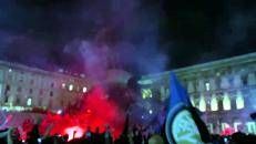 Inter campione d'Italia, piazza Duomo esplode per festa scudetto - Video
