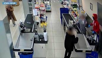 Torino, rapina supermercato e durante fuga si cambia più volte d’abito - Video